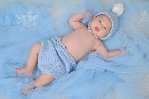 十堰宝宝睡迷糊了才肯吃奶